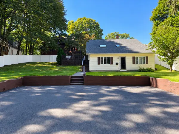 16 Maverick Rd, Worcester, MA 01604