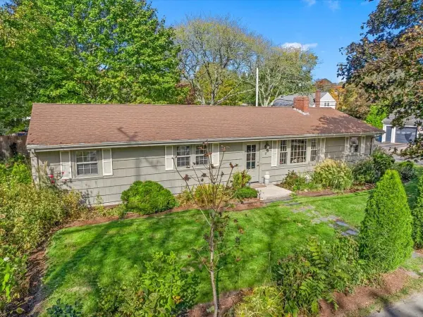 17 Marion Rd, Mattapoisett, MA 02739