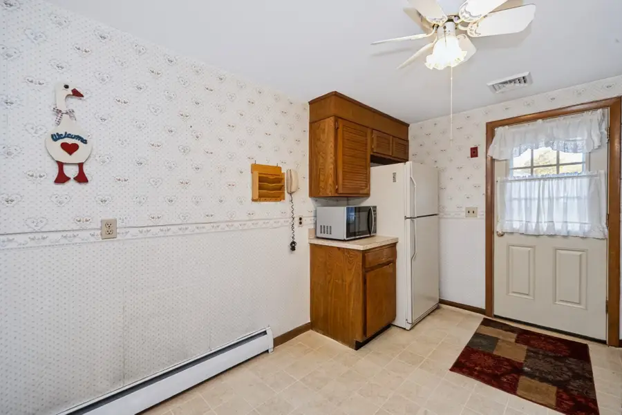 18 Meadow Ln, Lunenburg, MA 01462 - #3