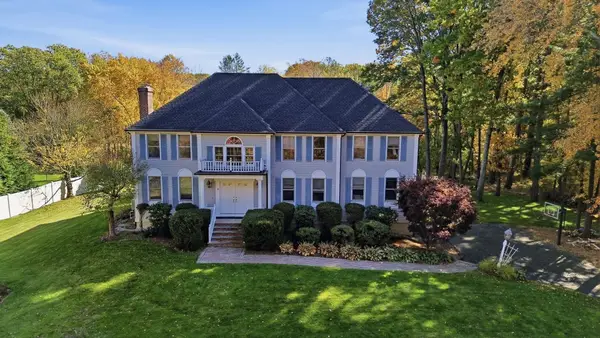 8 Cloverfield Dr, Andover, MA 01810