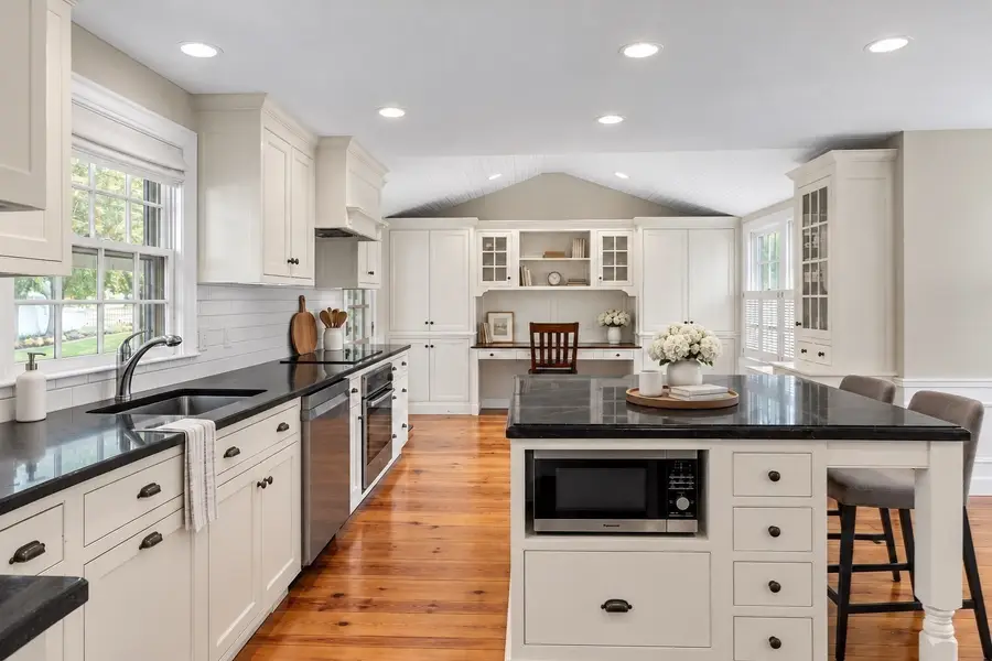 946 Main St, Hingham, MA 02043 - #3