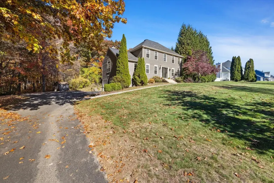 43 Tipperary Dr, Whitinsville, MA 01588 - #2