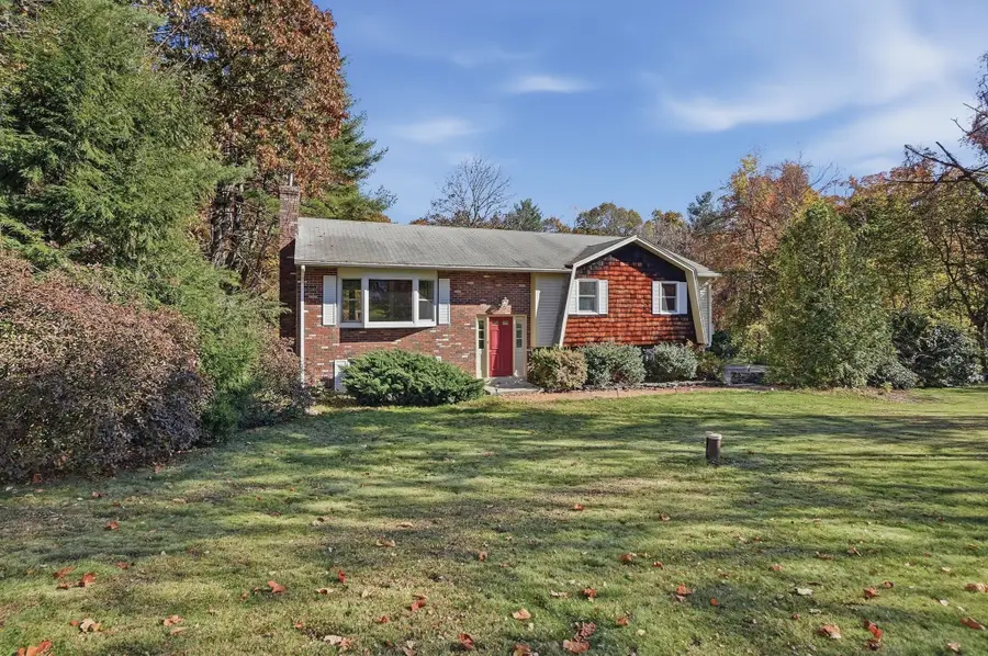 27 Hillside Drive, Sturbridge, MA 01566 - #2