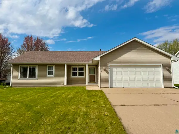 401 W 17th St, Glencoe, MN 55336