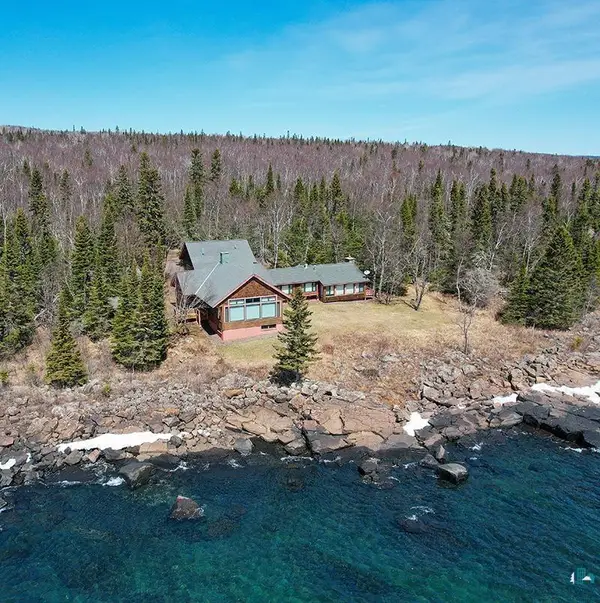 90 Stonegate Rd, Hovland, MN 55606