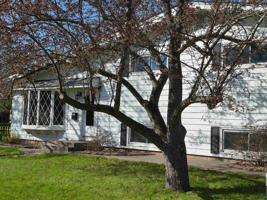 1424 E 6th St, Superior, MN 54880 - #2
