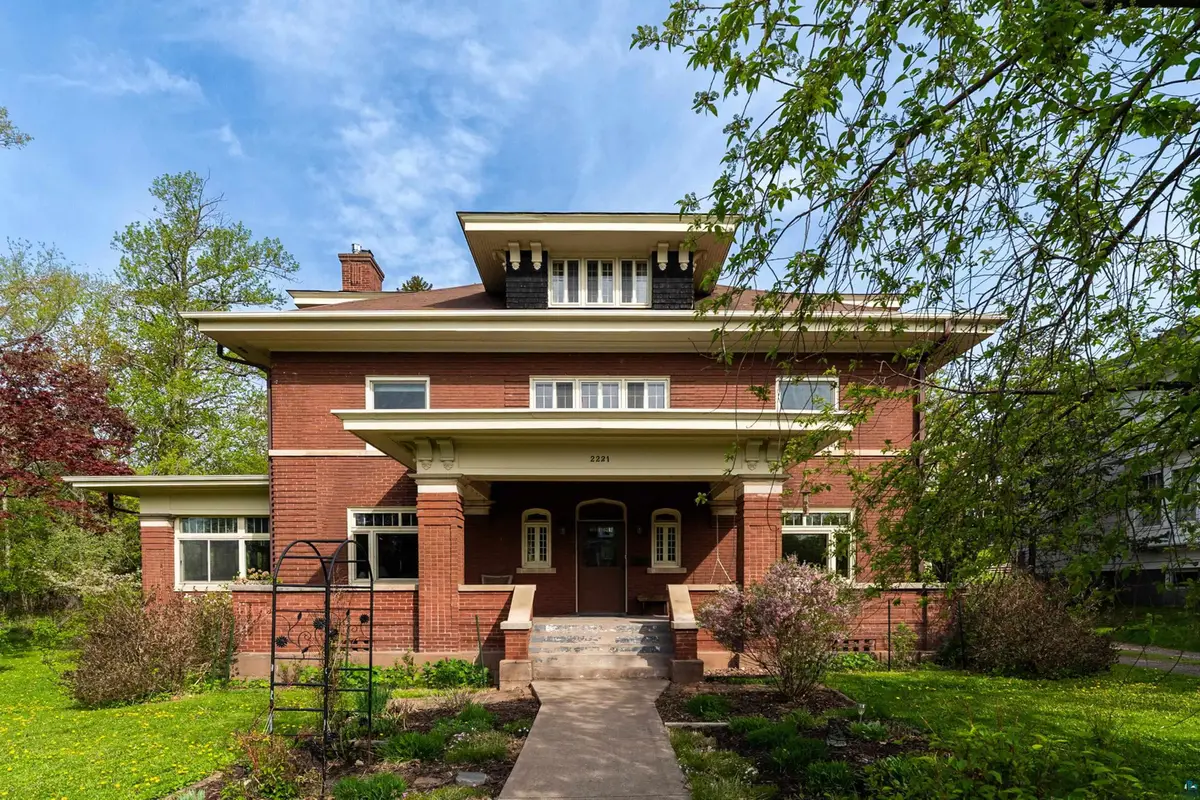 2221 E 4th St, Duluth, MN 55812 - #1