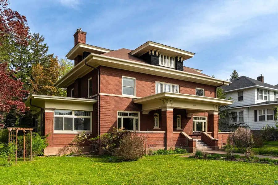2221 E 4th St, Duluth, MN 55812 - #2