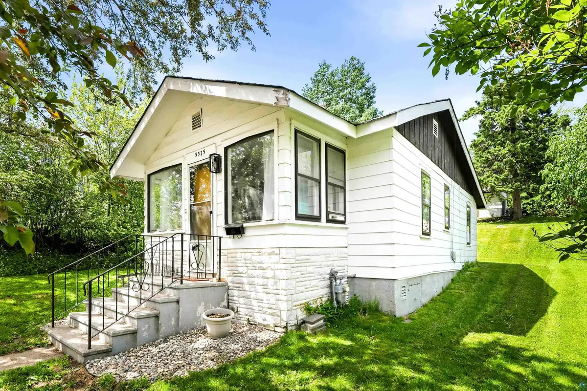 5325 Oakley St, Duluth, MN 55804 - #1
