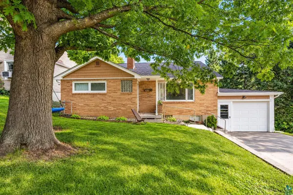 326 Stroll Ave, Duluth, MN 55811
