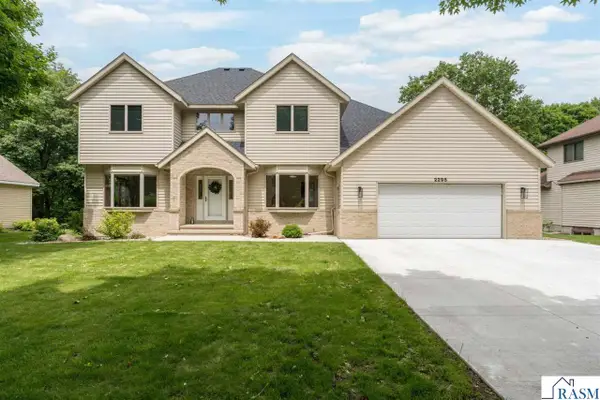 2295 Northridge Drive, North Mankato, MN 56003