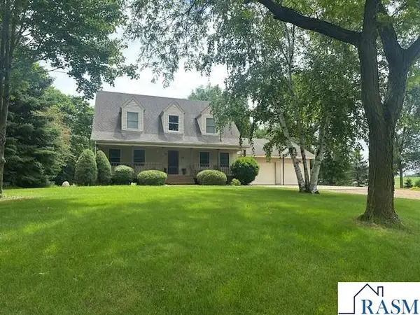44395 Hillside Court, St. Peter, MN 56082