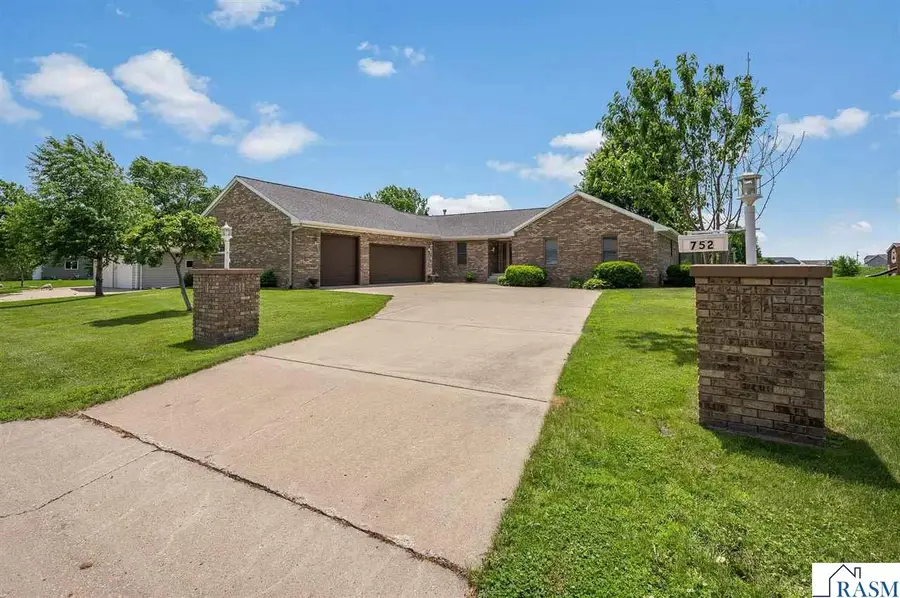 752 Blue Earth Street, Lake Crystal, MN 56055 - #2