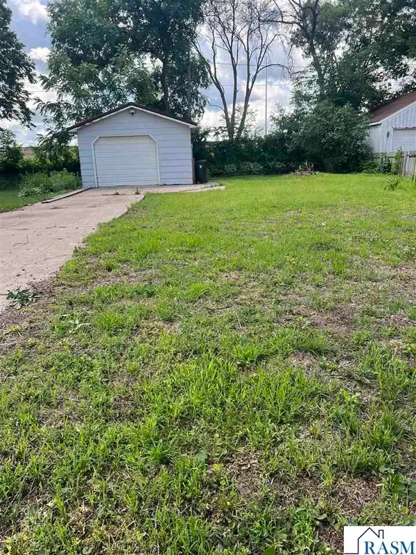 809 South Avenue, North Mankato, MN 56003