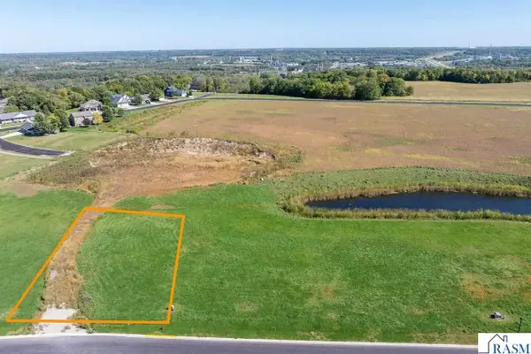 2152 Deerwood Drive, North Mankato, MN 56003