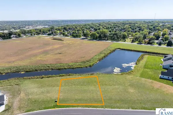 2124 Deerwood Drive, North Mankato, MN 56003