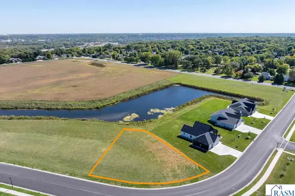 2116 Deerwood Drive, North Mankato, MN 56003