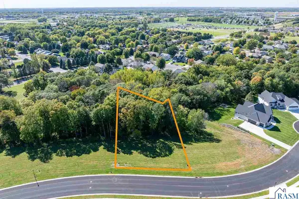 27 South Pointe Court, North Mankato, MN 56003
