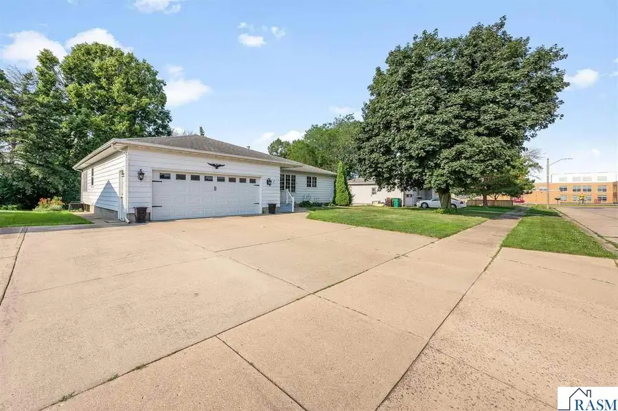 914 School Street, Fairmont, MN 56031 - #2