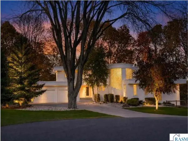 317 Meadow Woods Drive, Mankato, MN 56001