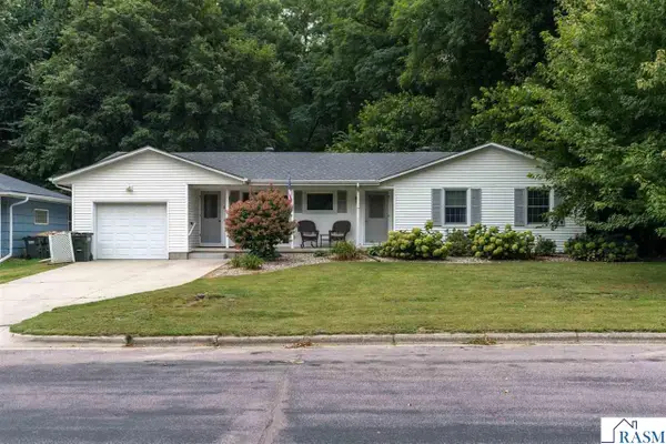 828 Lower Johnson Circle, St. Peter, MN 56082