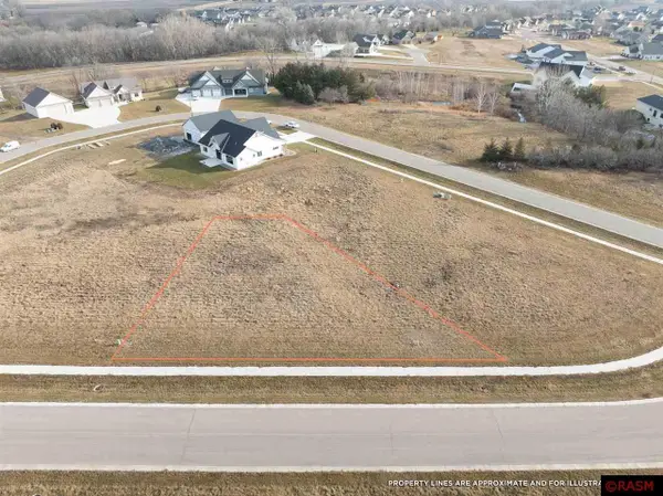 215 Double Eagle Drive, Mankato, MN 56001