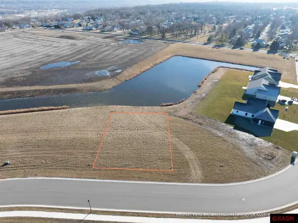 2120 Deerwood Drive, North Mankato, MN 56003