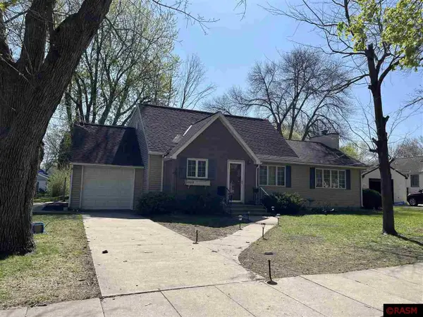 909 S 8th Street, St. James, MN 56081