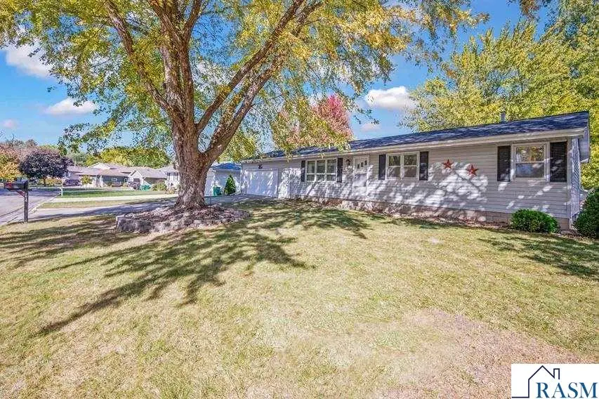 1614 Gateway Dr, Albert Lea, MN 56007 - Image #1