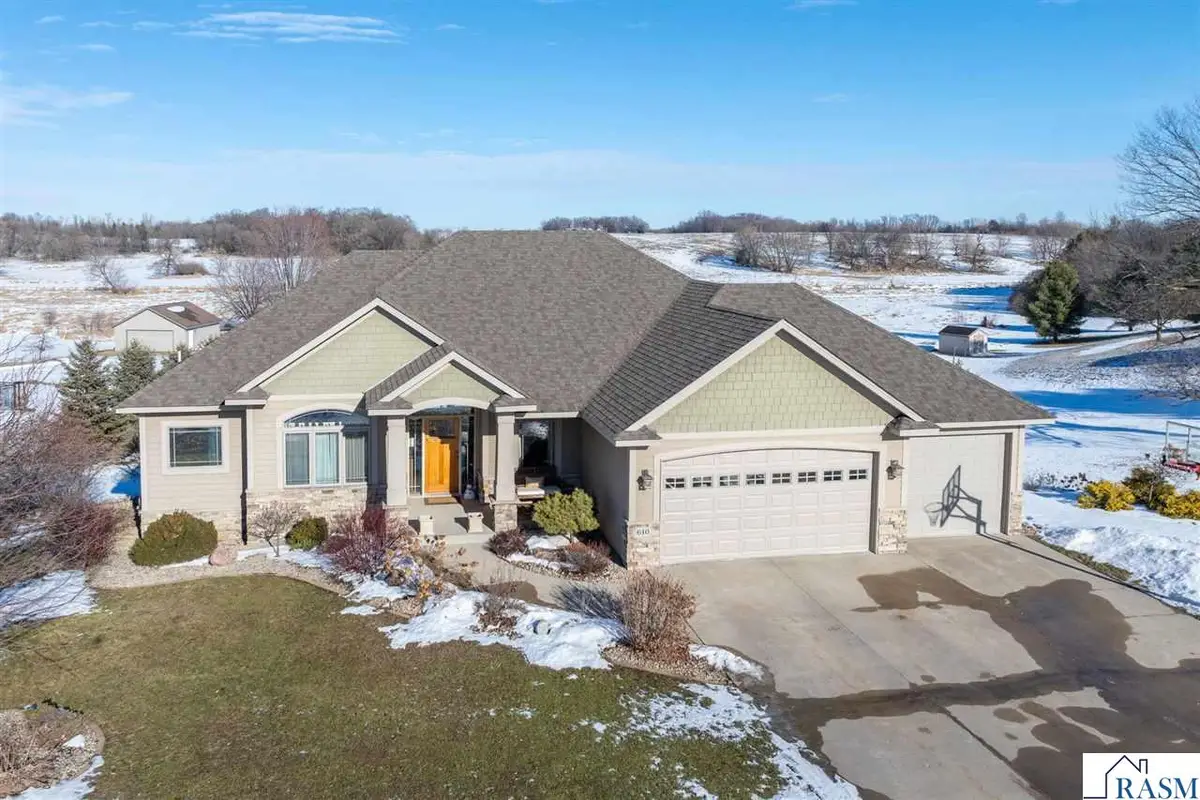 610 E Rolling Hills Drive, Le Center, MN 56057 - Image #1