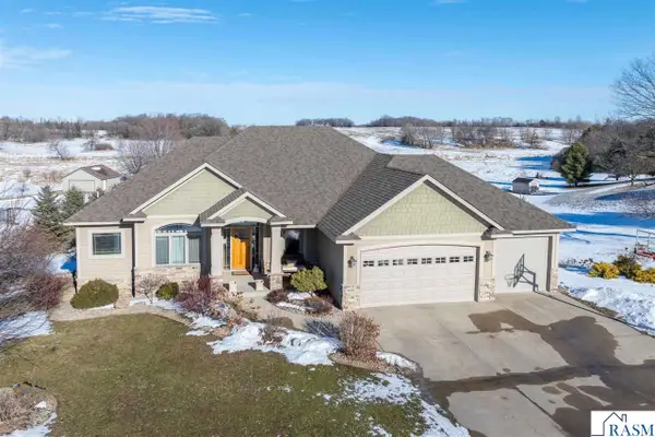 610 E Rolling Hills Drive, Le Center, MN 56057