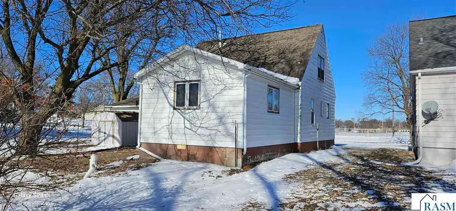 384 5th St SW, Wells, MN 56097 - Image #2