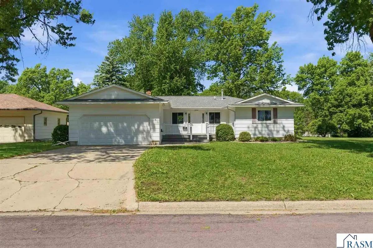 1224 S Ramsey Street, Blue Earth, MN 56013 - #1