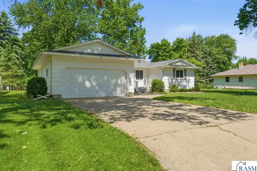 1224 S Ramsey Street, Blue Earth, MN 56013 - #2