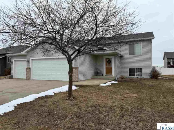 2240 Fairbanks Drive, North Mankato, MN 56003