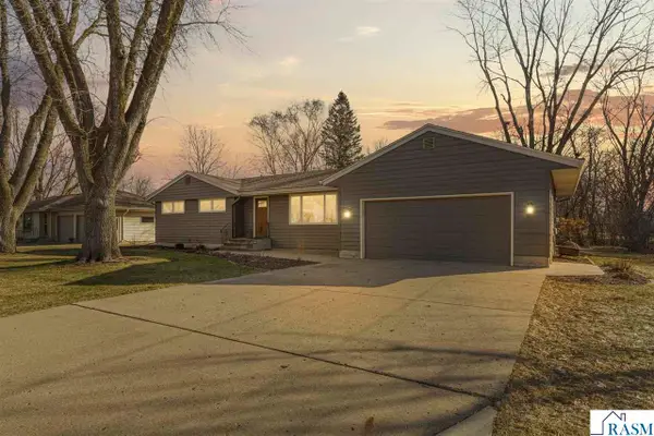 2028 Roe Crest Drive, North Mankato, MN 56003