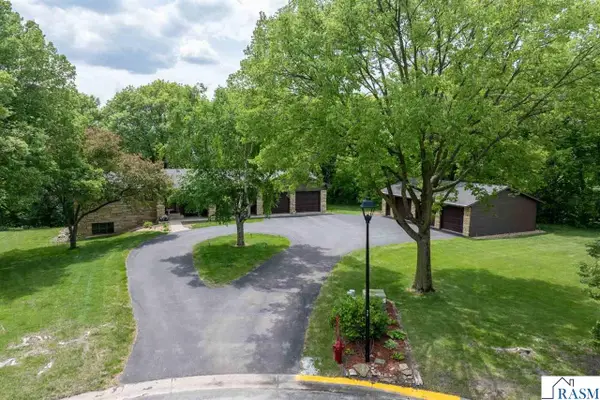 23 Holiday Court, North Mankato, MN 56063