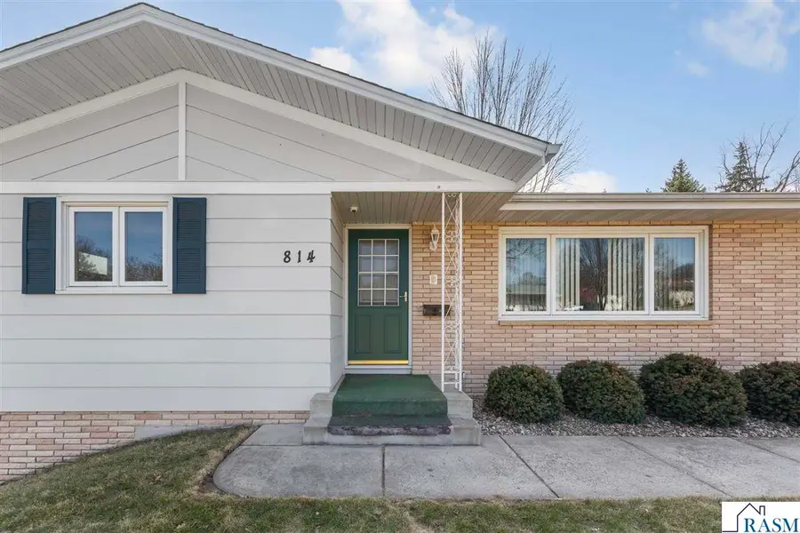 814 W Skaro Street, Saint Peter, MN 56082 - #3