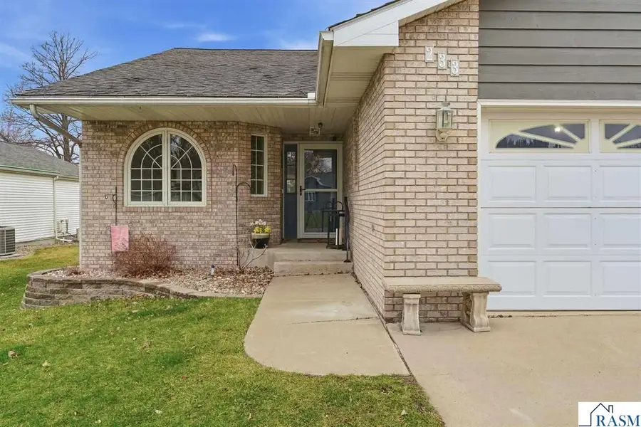 233 Gilbert Ave SW, Madelia, MN 56062 - #2