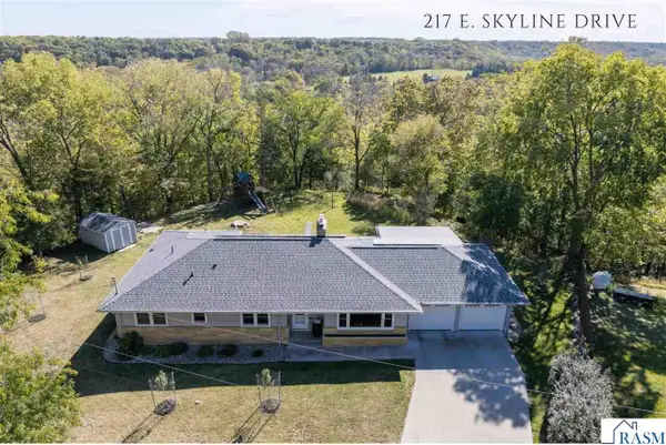 217 E Skyline Court, Mankato, MN 56001