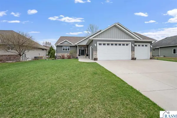 2292 Deerwood Drive, North Mankato, MN 56003