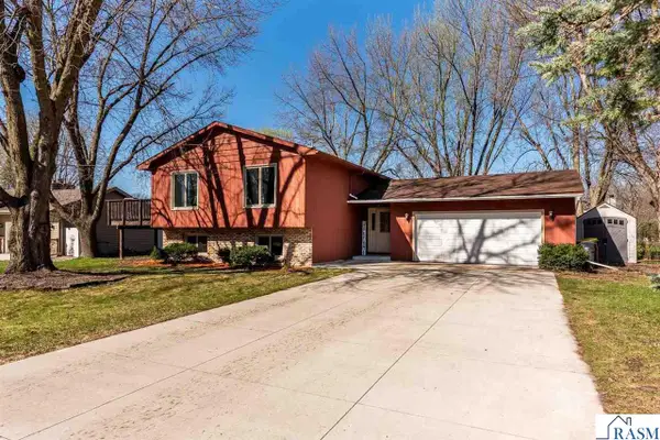1032 Shady Oak Drive, North Mankato, MN 56003