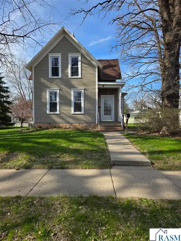 711 SE 3rd Avenue, Waseca, MN 56093-3405