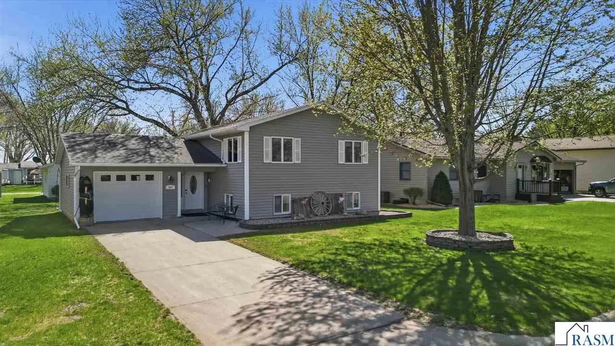 802 1st St SW, Madelia, MN 56062 - #1