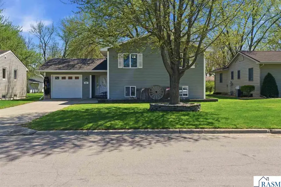 802 1st St SW, Madelia, MN 56062 - #2