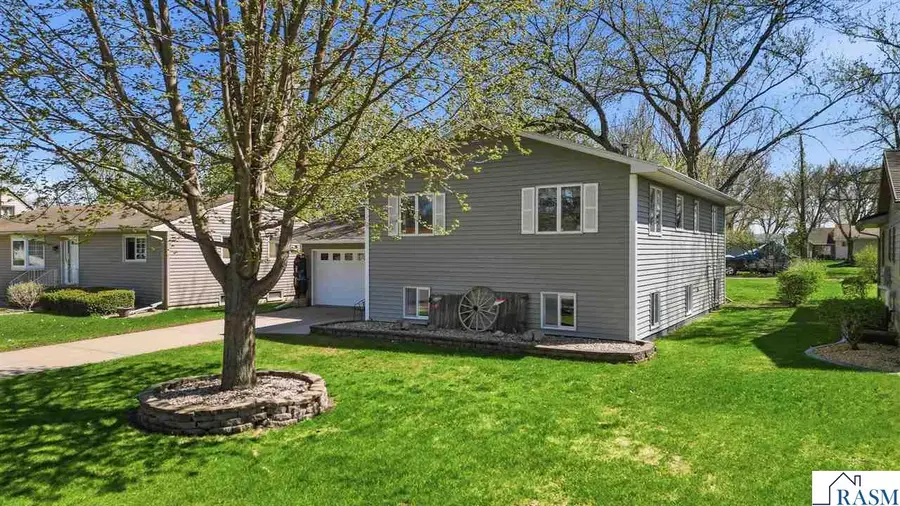 802 1st St SW, Madelia, MN 56062 - #3