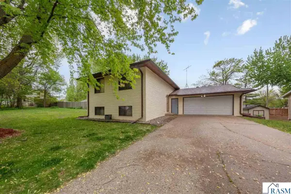220 S Montgomery Avenue, Le Center, MN 56057