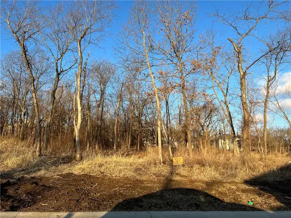 1604 SW Stonewall Drive, Oak Grove, MO 64075