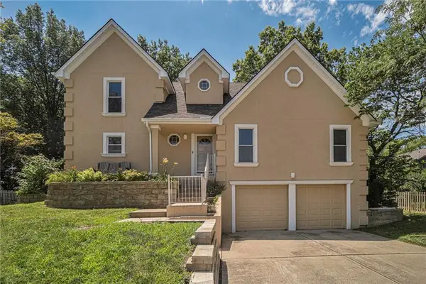 121 NE Wood Glen Lane, Lee's Summit, MO 64064