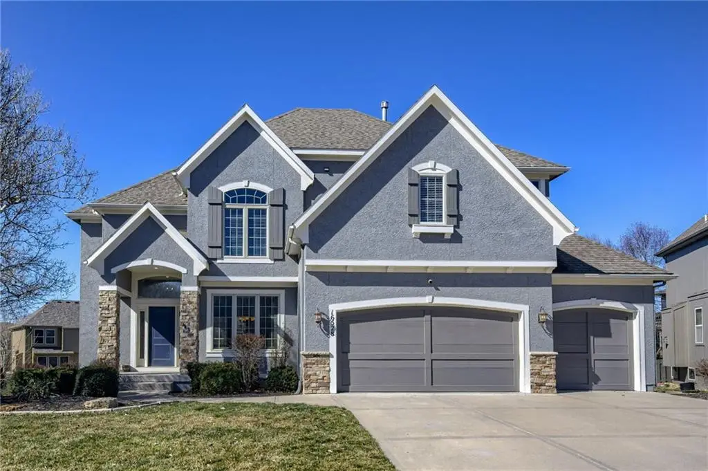 16528 S Woodstone Drive, Olathe, KS 66062 - Image #1